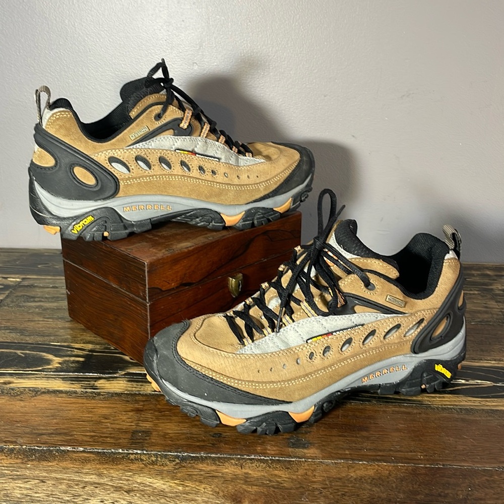 Men’s Merrell waterproof vibram sole size 8.5 excellent condition barely used